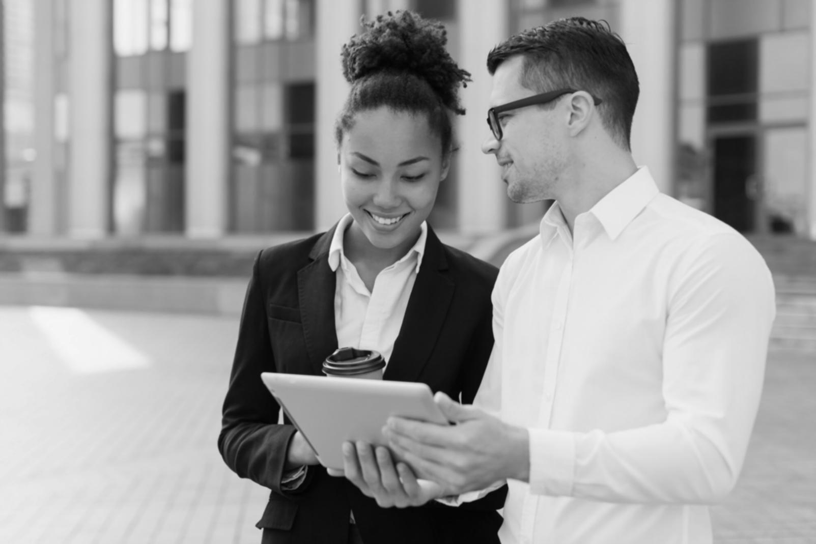 Студенты изучают финансовые отчеты и методы оценки компаний на практическом занятии